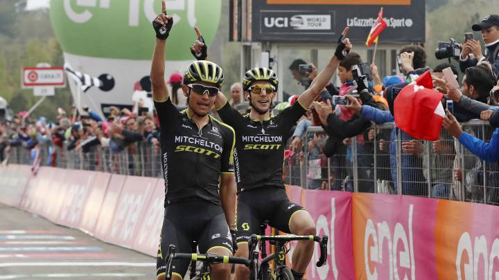 Esteban Chaves y Simon Yates celebran la victoria del colombiano en la cima del Etna en el Giro de Italia 2018.