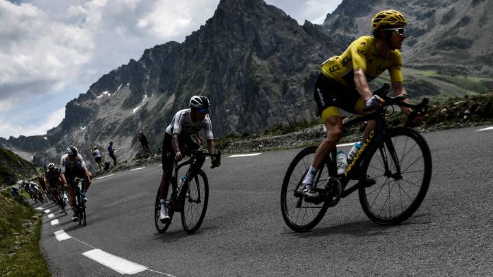 Geraint Thomas rueda por delante de Egan Bernal y Chris Froome en el descenso del Col du Tourmalet en el Tour de Francia 2018.