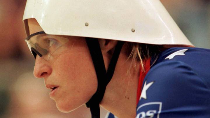 La estadounidense Rebecca Twigg antes de tomar la salida en la primera ronda de los 3 kilómetros de Persecución de los Mundiales de Pista de Perth de 1997.