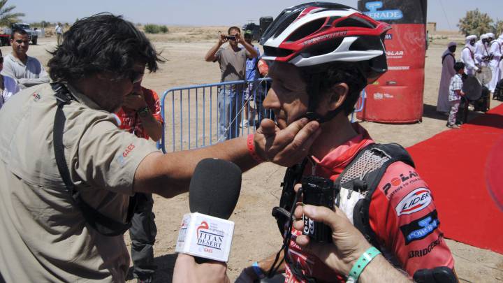 El ciclista Roberto Heras (Gaes1), recibe la felicitación del director general de la prueba Félix Dot tras ganar la clasificación general de la Milenio Titan Desert by Gaes.