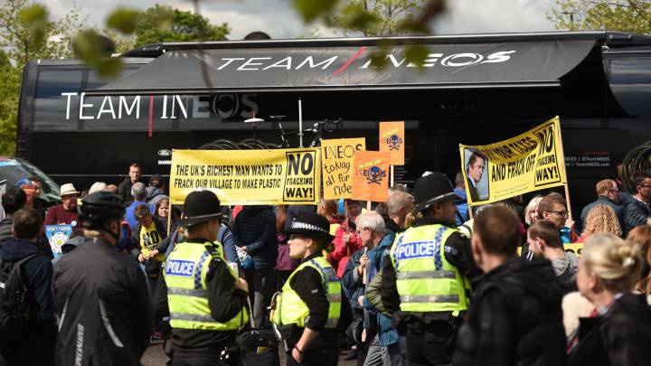 Ecologistas británicos protestan por la llegada de INEOS al ciclismo.