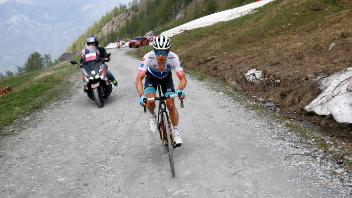 Miguel Angel López asciende el Colle delle Finestre durante el Giro de Italia 2018.