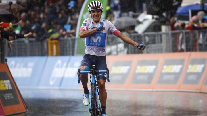 Richard Carapaz celebra su victoria en la octava etapa del Giro de Italia en la cima del Santuario de Montevergine.