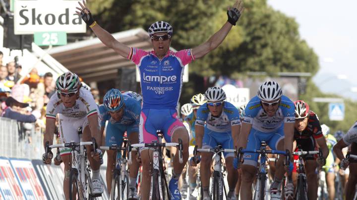 Danilo Hondo celebra su victoria en Marina di Carrara en la sexta etapa del Giro de Italia 2010.