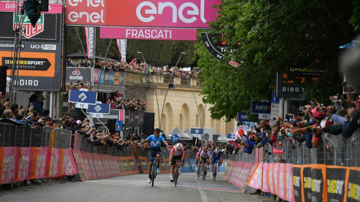 Resumen del Giro de Italia 2019, etapa 4: Carapaz gana, Roglic más líder y Dumoulin, KO