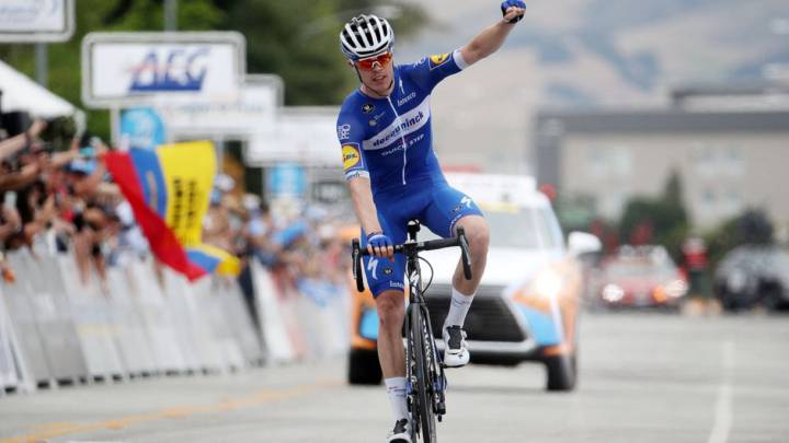 El ciclista francés del Deceuninck Quick-Step Rémi Cavagna celebra su victoria en solitario en la tercera etapa del Amgen Tour of California.