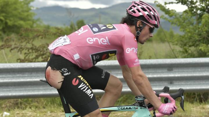 Primoz Roglic rueda con el culotte rasgado tras una caída en la sexta etapa del Giro de Italia 2019.