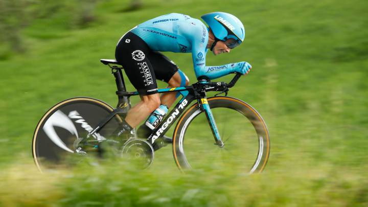 Miguel Angel López rueda durante la crono de San Marino en la novena etapa del Giro de Italia 2019.