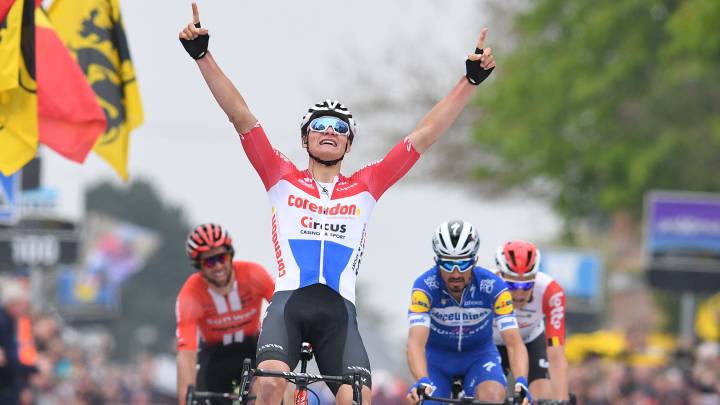 Mathieu Van der Poel celebra su victoria en la Flecha de Brabante 2019.