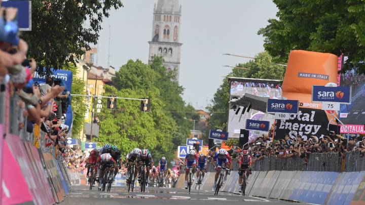 Resumen del Giro de Italia, etapa 10: Demare se estrena al esprint en un accidentado final