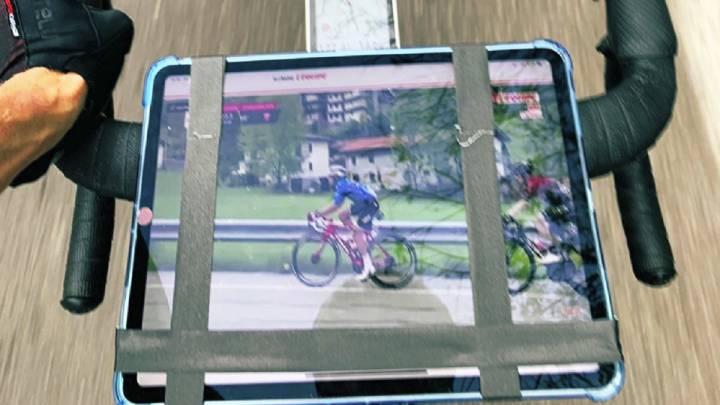 La locura de Froome: entrena con la tablet en la bici para ver el Giro