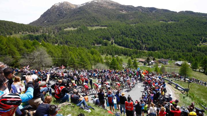 Los ciclistas realizan la ascensión al Mortirolo en la 16ª etapa del Giro de Italia 2017.