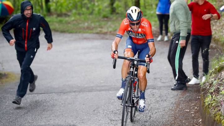 Vincenzo Nibali ataca en las rampas del Mortirolo en la 16ª etapa del Giro de Italia 2019.