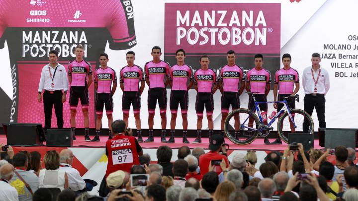 El equipo Manzana Postobón posa antes de tomar la salida en la Vuelta a España 2017.