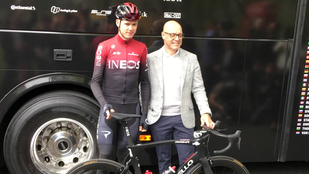 Chris Froome y Dave Brailsford posan durante la presentaciÃ³n del nuevo maillot del equipo Ineos.