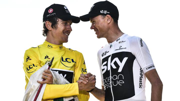 Geraint Thomas y Chris Froome se saludan en el podio del Tour de Francia 2019.