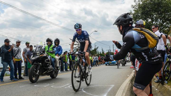 Chris Froome rueda en solitario tras sufrir dos caídas en el Tour Colombia 2.1.