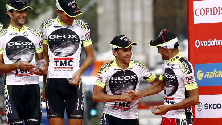 Carlos Sastre posa junto a Juanjo Cobo en el podio de la Vuelta a España 2011 con el equipo Geox.