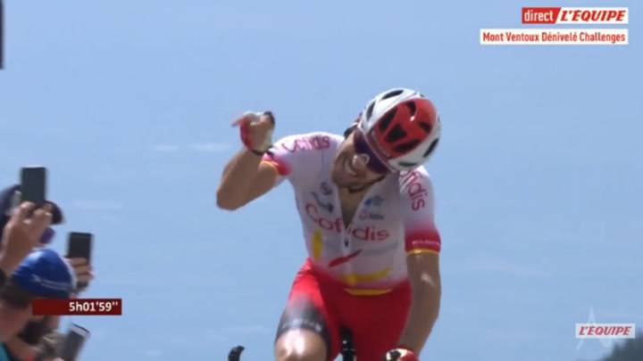 El ciclista español del Cofidis Jesús Herrada celebra su triunfo en el Mont Ventoux Denivele Challenges.