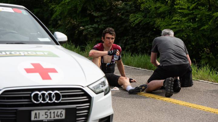 El ciclista británico Geraint Thomas, del equipo INEOS, permanece en el suelo tras haber sufrido una caída en la 4ª etapa de la 83 edición del Tour de Suiza, este martes entre Murten y Arlesheim (Suiza).