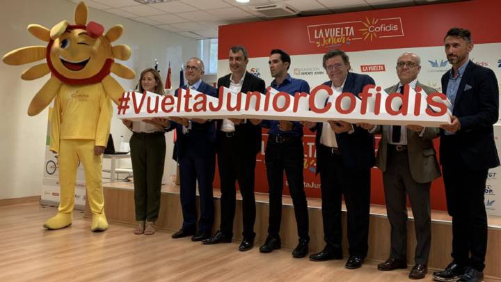 Imagen de la presentación de la Vuelta Junior Cofidis con José Luis López Cerrón, Javier Guillén, Alberto Contador y José Luis de Santos entre otros.