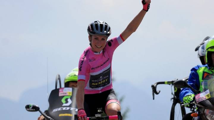 Annemiek Van Vleuten celebra su victoria en la cima del Monte Zoncolan en el Giro Rosa 2018.