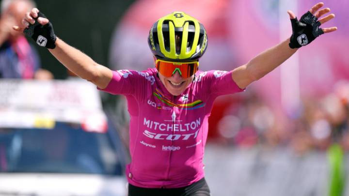 Annemiek Van Vleuten celebra su victoria en la quinta etapa del Giro Rosa en la cima de Lago di Cancano.