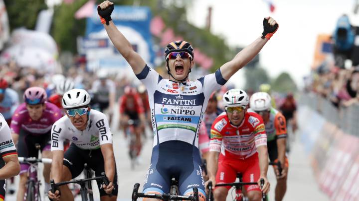 Damiano Cima celebra su victoria para el Nippo-Vini Fantini en la decimoctava etapa del Giro de Italia.