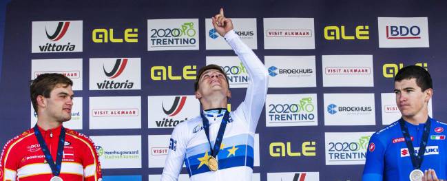Remco Evenepoel, en el podio de los Europeos de ciclismo.