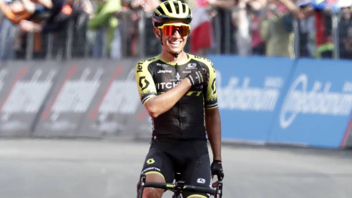 Esteban Chaves celebra su victoria en San Martino di Castrozza en el Giro de Italia 2019.