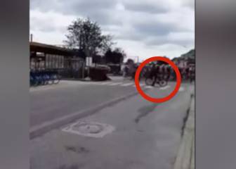 Pudo acabar en tragedia: un peatón se cruza justo cuando pasa el pelotón de ciclistas