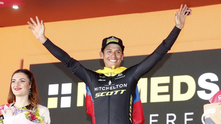 Esteban Chaves posa en el podio como ganador de la 19ª etapa del Giro de Italia 2019 en San Martino di Castrozza.