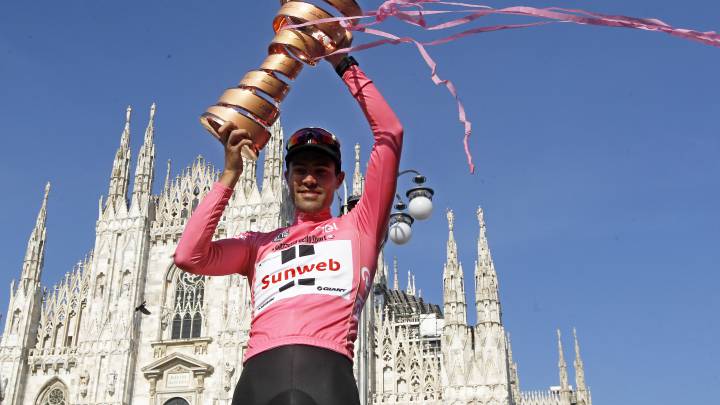 Tom Dumoulin, del Sunweb, posa con la malia rosa y el trofeo del campeón del Giro de Italia 2017.
