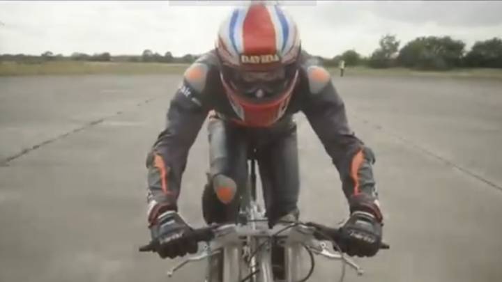 Neil Campbell, durante su tentativa de superar la mayor velocidad jamás alcanzada en bicicleta.