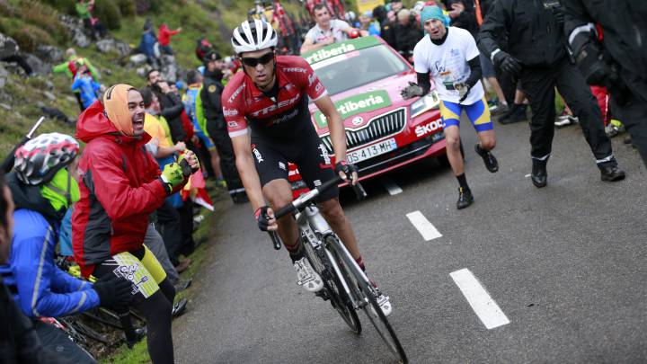 Alberto Contador asciende las rampas del Angliru en la Vuelta a España 2017.