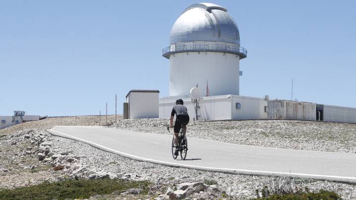 Imagen de la cima del Observatorio de Javalambre, final de la quinta etapa de la Vuelta a España 2019, que As reconoció junto a Fernando Escartín.
