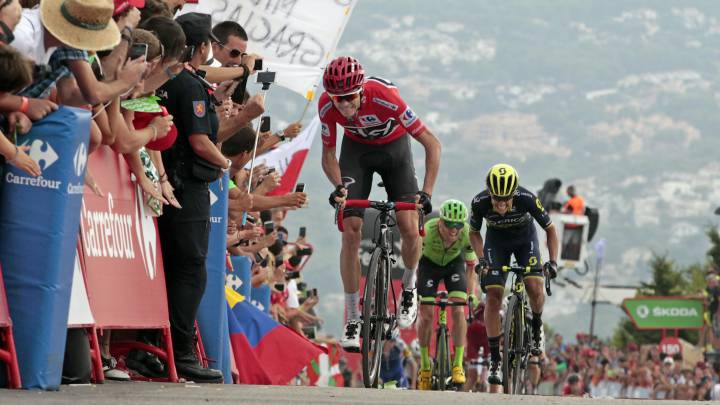 Chris Froome ataca en la subida a la Cumbre del Sol, en la parte superior del Alto de Puig Llorença en la Vuelta a España 2017.
