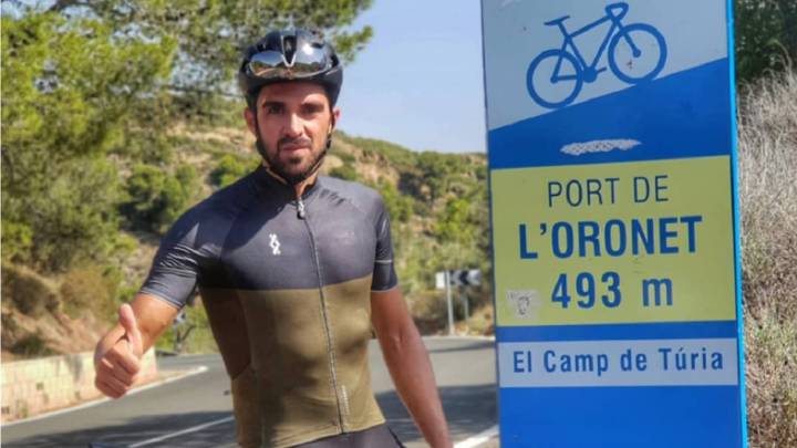 Alberto Contador posa tras coronar la cima del Oronet, puerto que se subirá en la cuarta etapa de la Vuelta a España 2019.