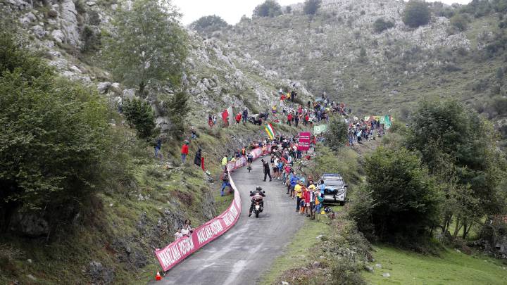 Imagen de la subida a Los Machucos durante la 17ª etapa de la Vuelta a España 2017.