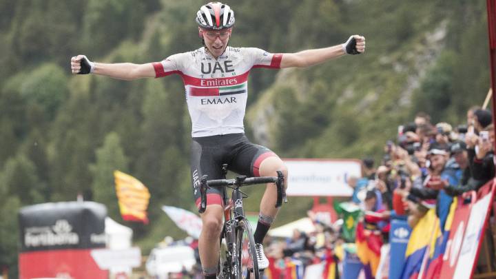 Tadej Pogacar celebra su victoria en la novena etapa de la Vuelta a España con final en la subida a Els Cortals d'Encamp.