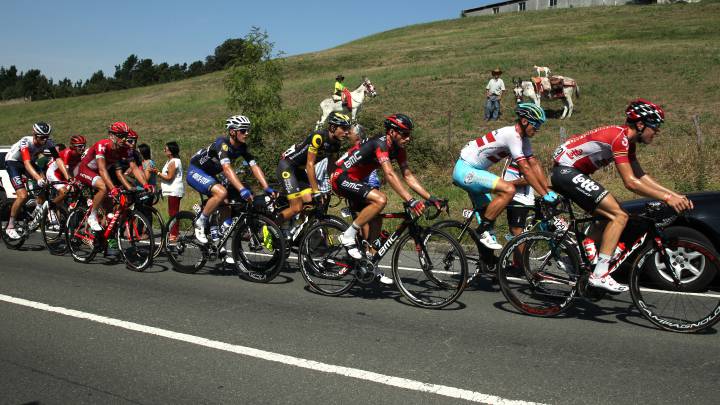La fuga rueda durante la decimotercera etapa de la Vuelta a España 2016 entre Bilbao y Urdax-Dantxarinea.