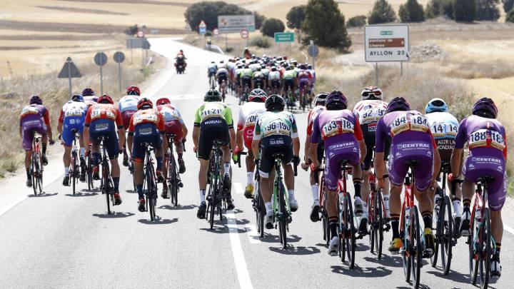 Imagen de los abanicos durante la decimoséptima etapa de la Vuelta a España 2019 entre Aranda de Duero y Guadalajara.