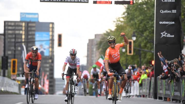 Greg Van Avermaet celebra su victoria ante Diego Ulissi e Iván García Cortina en el Grand Prix Cycliste de Montreal.