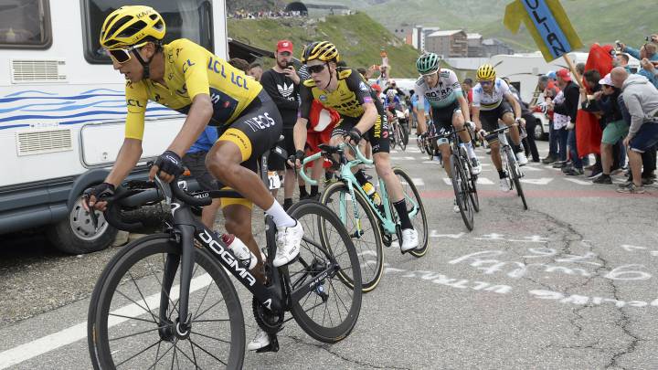 Egan Bernal tira del grupo durante la vigésima etapa del Tour de Francia.