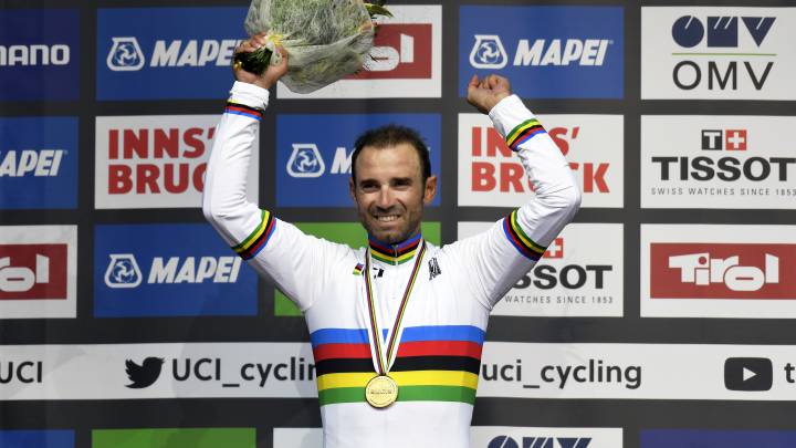Alejandro Valverde posa con el maillot arcoíris tras proclamarse campeón el mundo de ciclismo en ruta en los Mundiales de Innsbruck 2018.