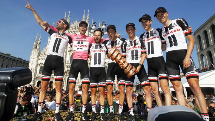Tom Dumoulin posa con sus compañeros del Sunweb, entre ellos Georg Preidler, como campeón del Giro de Italia 2017.