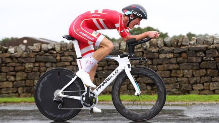 Mikkel Bjerg rueda durante la contrarreloj sub-23 en los Mundiales de Ciclismo en Ruta de Yorkshire.