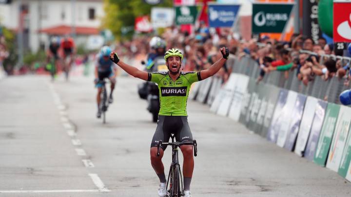 El ciclista del Euskadi-Murias Héctor Sáez celebra su victoria en la sexta etapa de la Volta a Portugal.