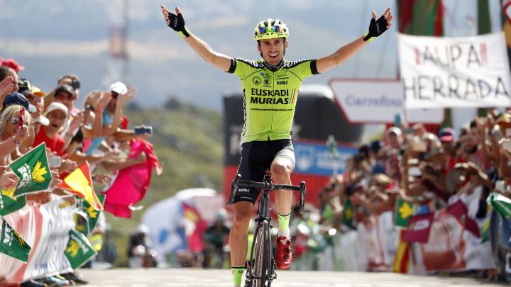 El ciclista del Euskadi-Murias Óscar Rodríguez celebra su victoria en la cima de La Camperona en la 13ª etapa de la Vuelta a España 2018.