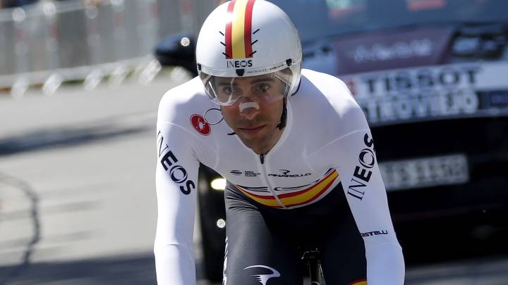 Jonathan Castroviejo rueda durante la crono de Pau en la decimotercera etapa del Tour de Francia 2019.
